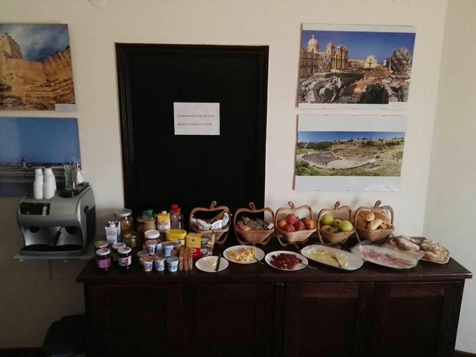 לינה וארוחת בוקר Valguarnera Caropepe Castello מראה חיצוני תמונה